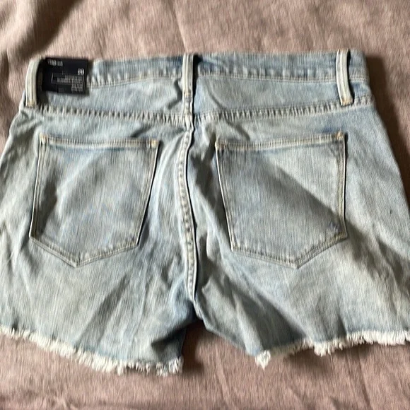Gap size 29 light denim cutoffs - Picture 2 of 4
